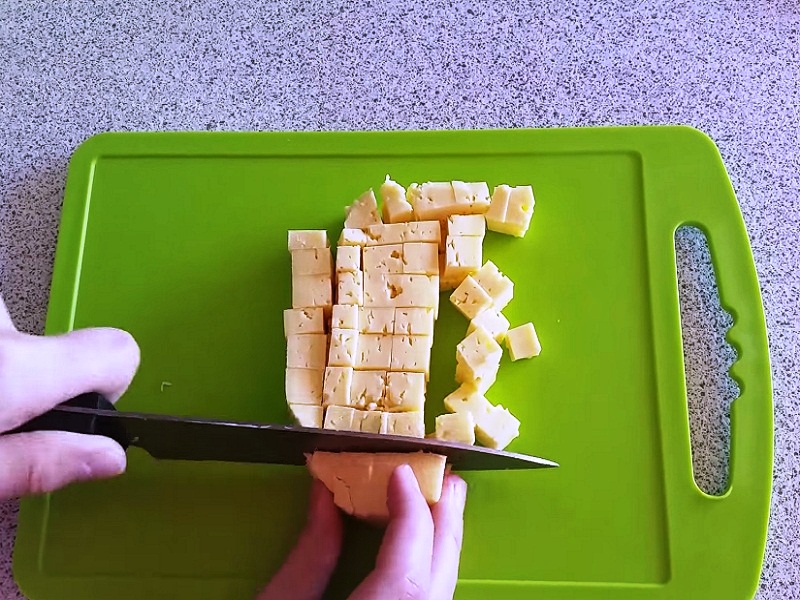 Сыр режем кубиками