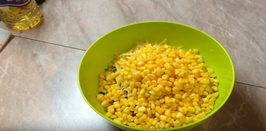 добавляем кукурузу