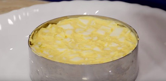 выкладываем яйца с майонезом