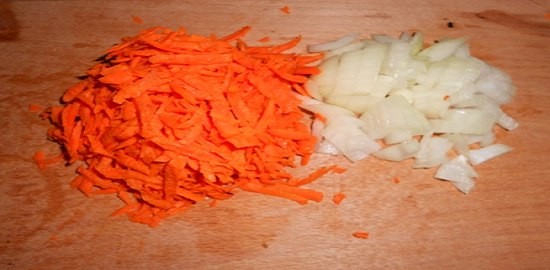 натереть морковь, нарезать лук