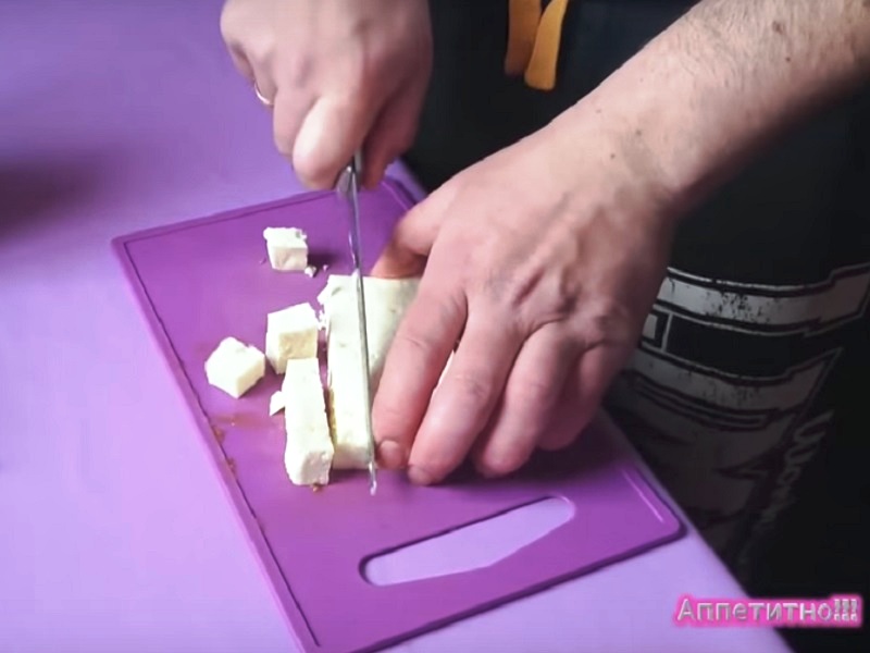 Режем кубиками сыр.