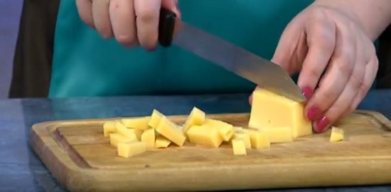 нарезать сыр