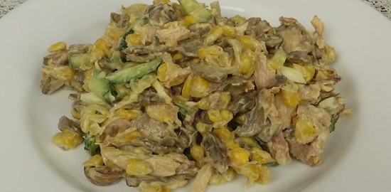 Салат из жареных шампиньонов и курицы