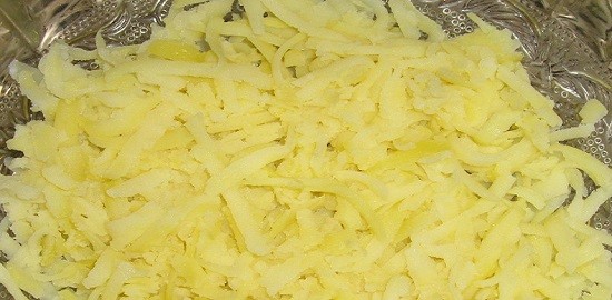 слой тертого картофеля