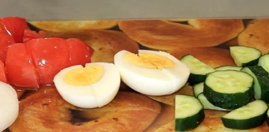 нарезать яйцо