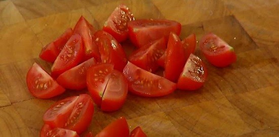 нарезать помидоры черри