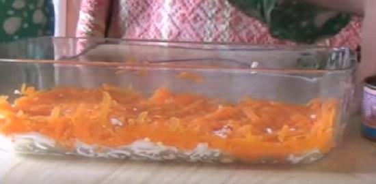 выкладываем морковь