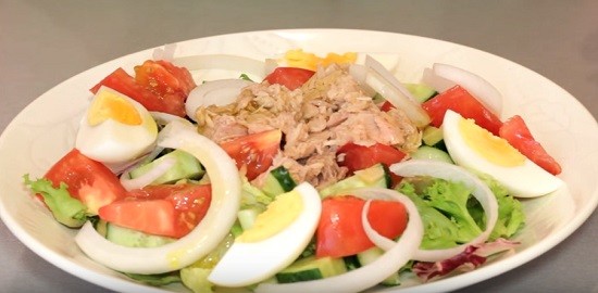 Салат с тунцом, овощами и яйцом