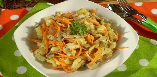 Салат с морковкой и грибами