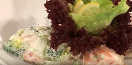 Салат из свежего лосося и брокколи