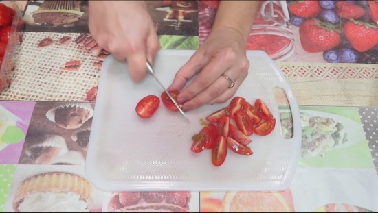 Нарезать помидоры черри