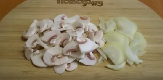 нарезать лук и грибы