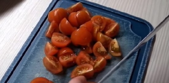 Нарезаем помидоры