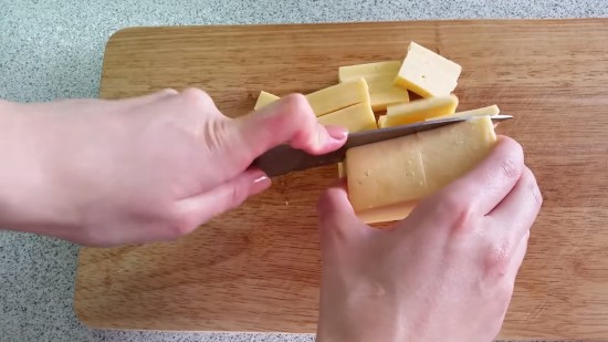 Режем яйца и сыр