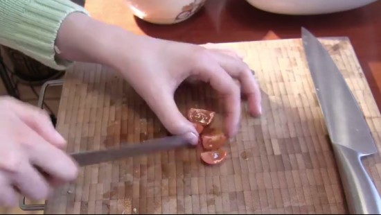 Разрезаем помидоры черри