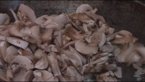 Обжарить грибы с луком