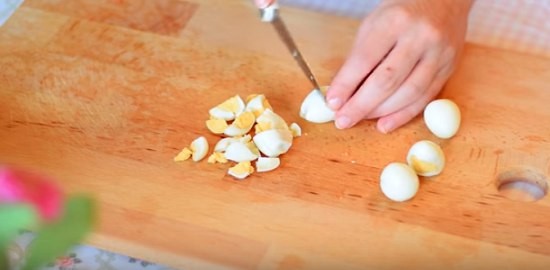 нарезаем яйца