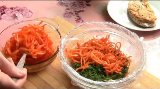 Выложить слой морковки