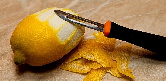 Нарезать цедру лимона
