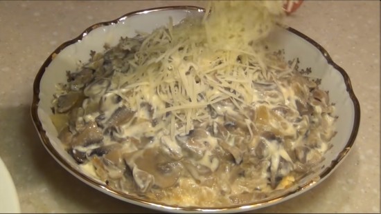 Выложить грибы и накрыть сыром