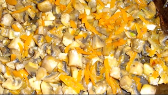 Обжариваем лук, грибы и морковь