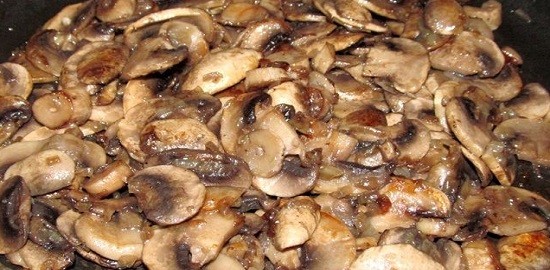 выкладываем жаренные грибы