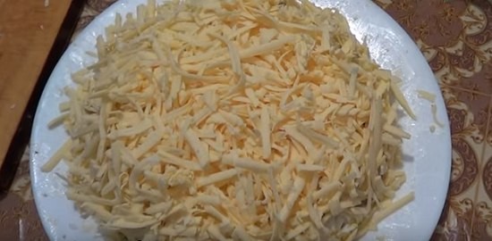 Трем на крупной терке сыр 