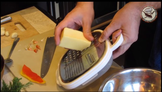 Натираем сыр на тёрке