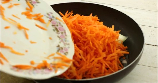 К луку добавить морковь