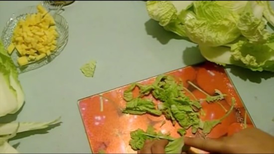 Разобрать капусту на листья и нарезать