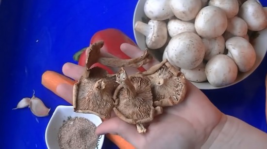 Добавляем в кипящую фасоль сушёные грибы