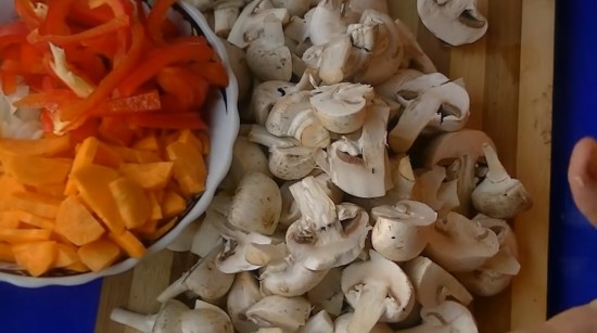 Нарезаем грибы и овощи для обжарки