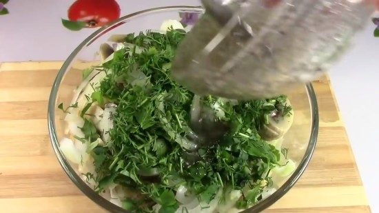 Заправляем салат и перемешиваем