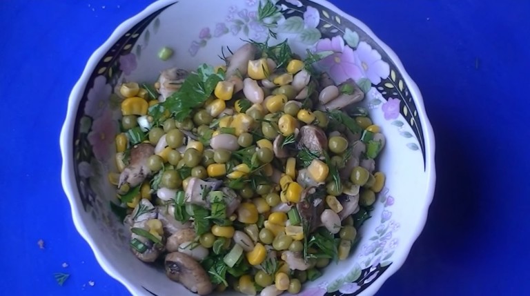 Салат фасоль грибы кукуруза яйцо фото