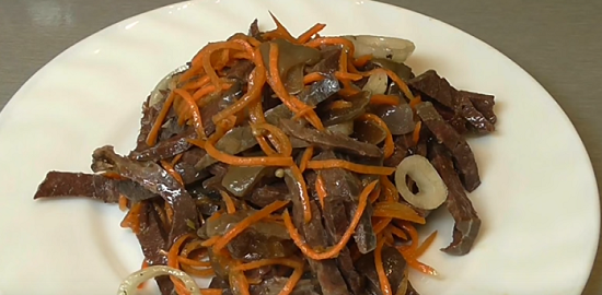 Салат с лёгкими, грибами и корейской морковкой
