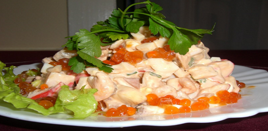 Салат с креветками и маринованными шампиньонами