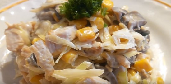 Салат из курицы грибов с кукурузой
