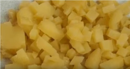 Выкладываем слой из нарезанного кубиками картофеля