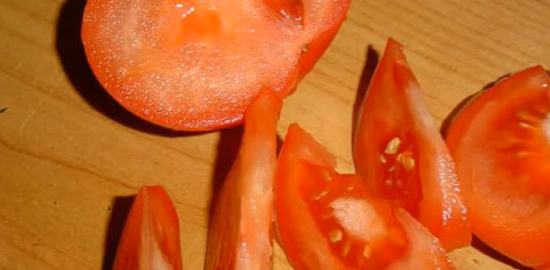 Нарезать помидоры дольками