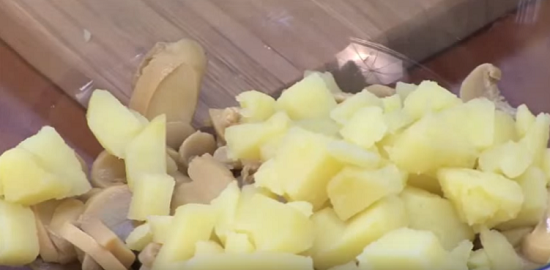 Нарезаем кубиком картофель