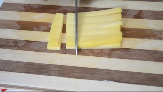 Нарезаем кубиками сыр
