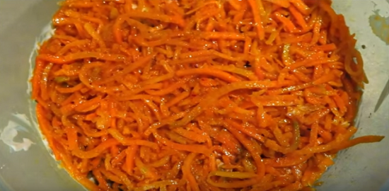 Выкладываем морковку