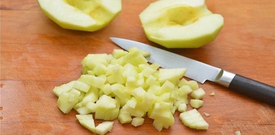 Нарезать яблоко