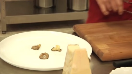 Выкладываем грибы на порционную тарелку