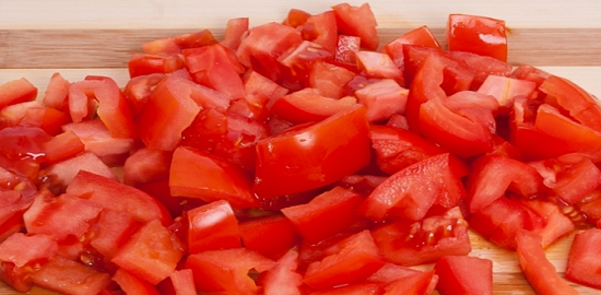 Нарезаем помидоры кусочками