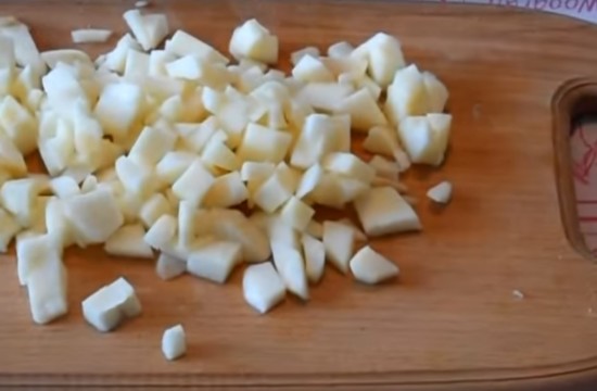 Кубиками нарезаем яблоко