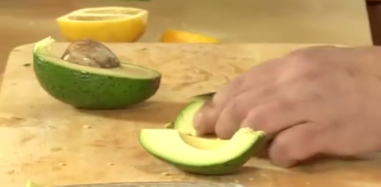 Нарезаем кусочками авокадо