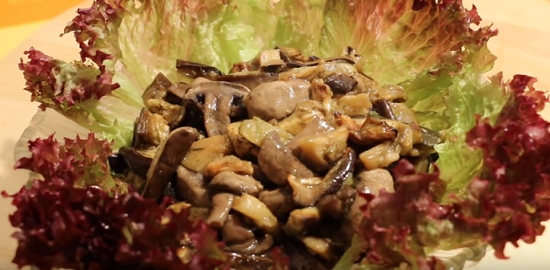 Салат из баклажан, грибов и цукини