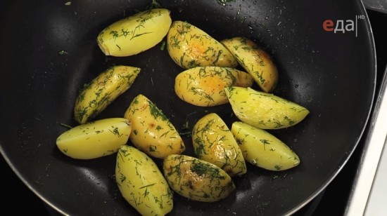 Добавляем зелень в картофель