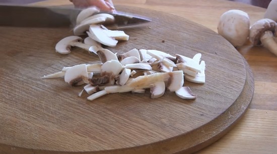 Нарезаем грибы ломтиками